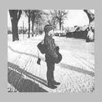 023-0055 Auf dem Schulweg im Winter 1941.JPG